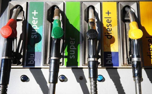 Carburanti, prezzi in aumento. La benzina supera i 2 euro al litro.